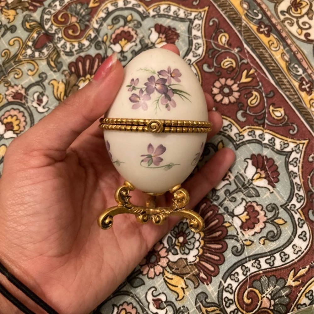 Vintage jewelry egg box
